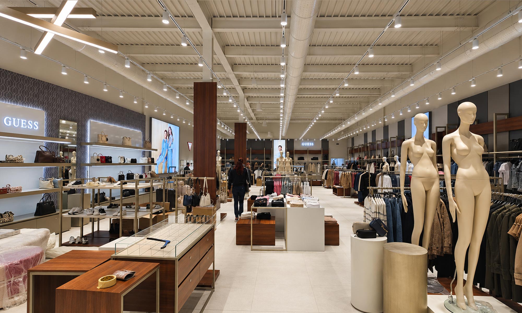 Restyling negozio Guess nella fase finale di allestimento