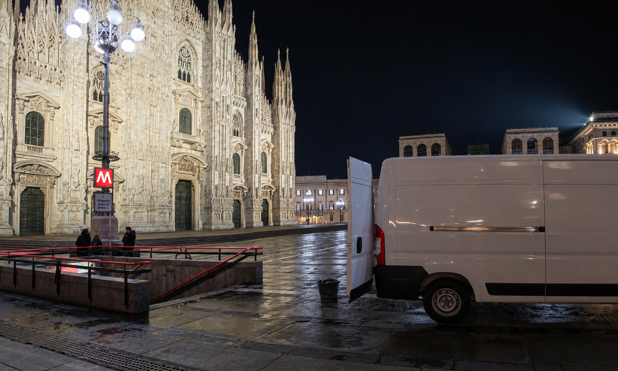 Consegna in notturna durante la realizzazione di uno store in centro storico - Piazza Duomo, Milano