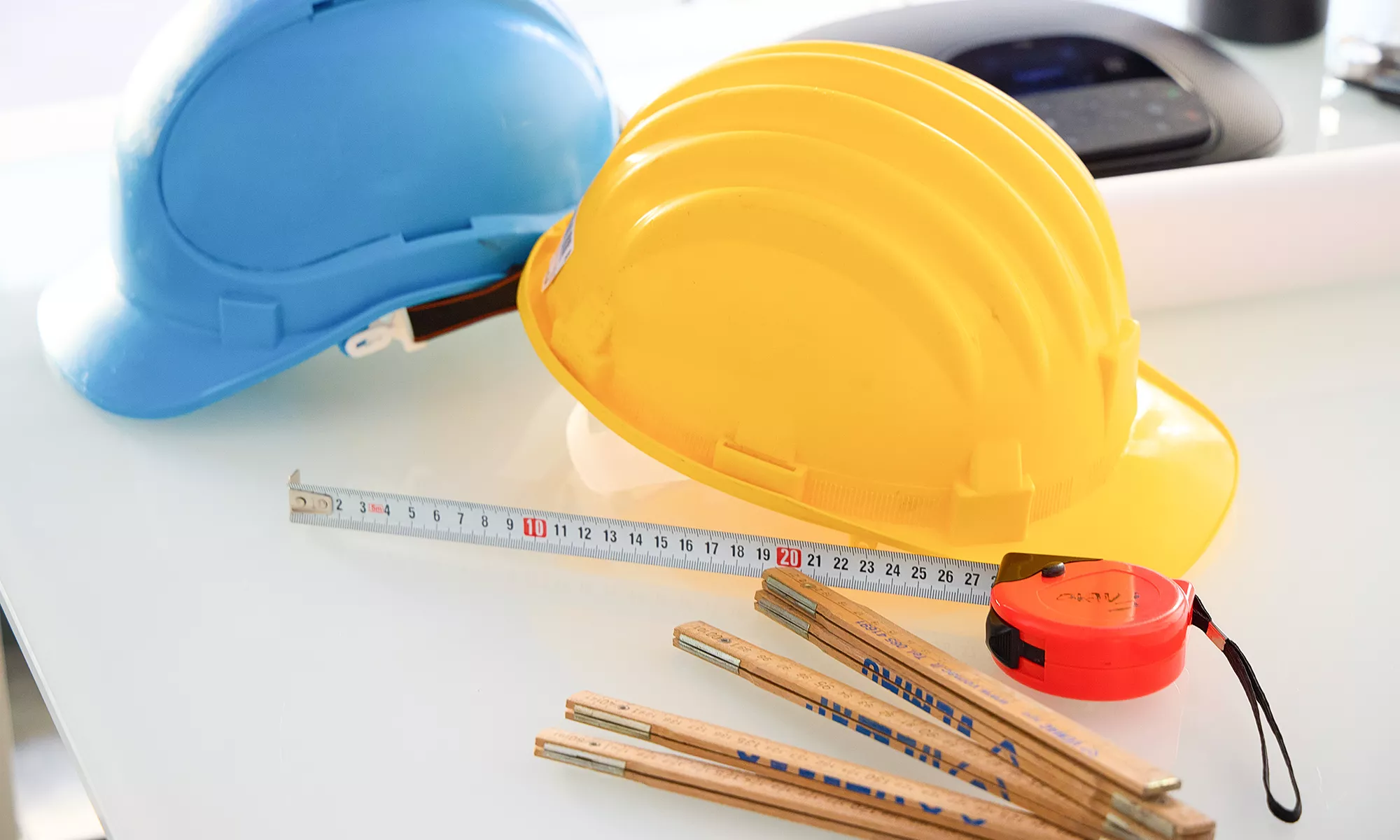 Caschi - dispositivi di sicurezza in cantiere