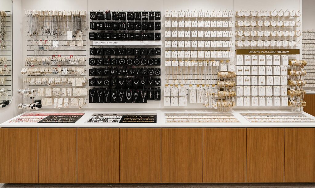 Allestimento dello store Lovisa 